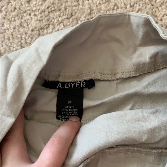 Tan skirt - Picture 2 of 2